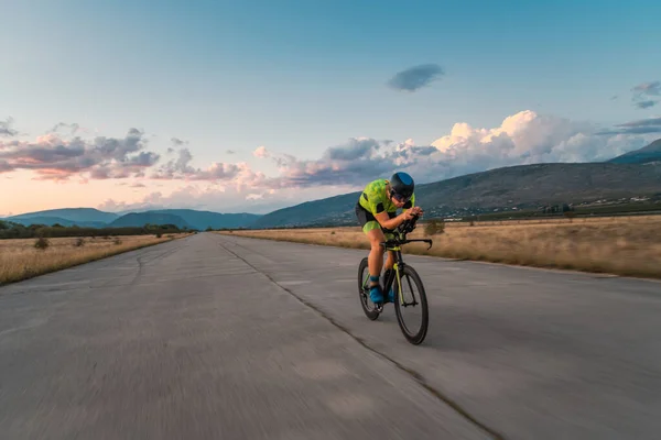 Gün Batımında Bisiklet Süren Bir Triatloncu Maratona Hazırlanıyor Gökyüzünün Sıcak — Stok fotoğraf