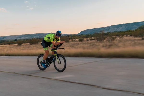 Τριαθλητής Ιππεύει Ποδήλατό Του Ηλιοβασίλεμα Προετοιμάζεται Για Μαραθώνιο Ζεστά Χρώματα — Φωτογραφία Αρχείου