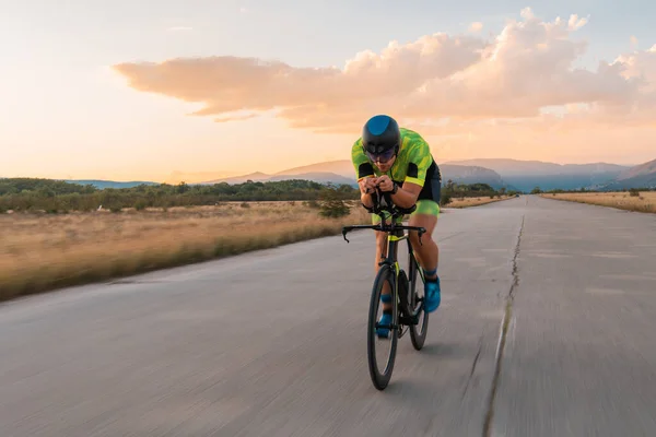 Триатлоніст Катається Велосипеді Під Час Заходу Сонця Готуючись Марафону Теплі — стокове фото