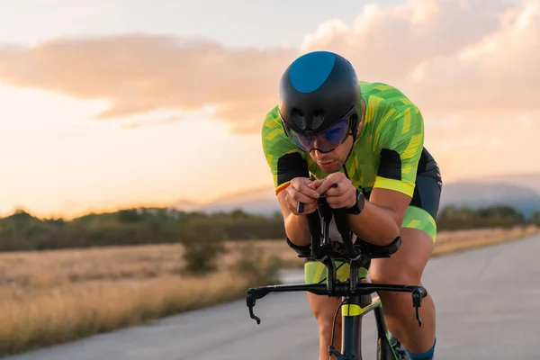 Triathlet Auf Seinem Fahrrad Bei Sonnenuntergang Sich Auf Einen Marathon — Stockfoto