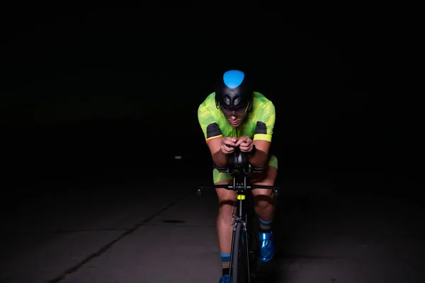 Ένας Τριαθλητής Οδηγεί Ποδήλατό Του Στο Σκοτάδι Της Νύχτας Πιέζοντας — Φωτογραφία Αρχείου