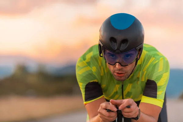 Nahaufnahme Eines Triathleten Der Bei Sonnenuntergang Mit Dem Fahrrad Unterwegs — Stockfoto