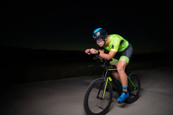 Триатлонист Едет Велосипеде Темноте Ночи Заставляя Себя Готовиться Марафону Контраст — стоковое фото