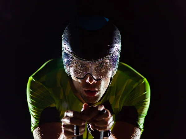 Триатлоніст Їде Велосипеді Темряві Ночі Штовхаючи Себе Готуватися Марафону Контраст — стокове фото