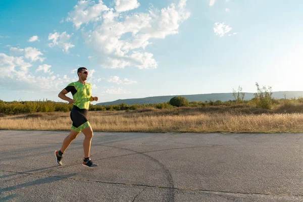 Triatleta Equipo Profesional Corriendo Temprano Mañana Preparándose Para Una Maratón — Foto de Stock