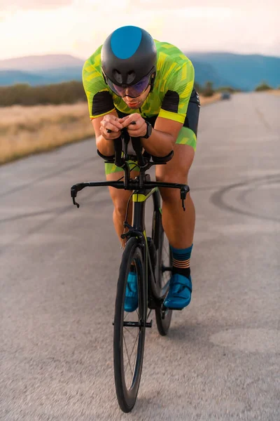 Triatleta Montando Bicicleta Atardecer Preparándose Para Maratón Los Colores Cálidos — Foto de Stock