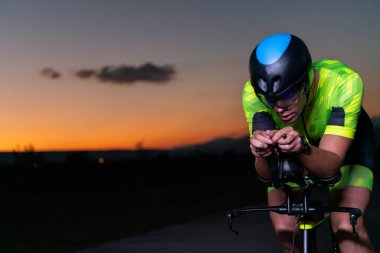 Gecenin karanlığında bisiklete binen bir triatlet maratona hazırlanmak için kendini zorluyor. Karanlığın ve motorunun ışığı arasındaki zıtlık dram hissi yaratıyor.