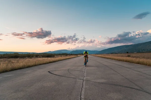 Triatlonista Jeździ Rowerze Podczas Zachodu Słońca Przygotowując Się Maratonu Ciepłe — Zdjęcie stockowe