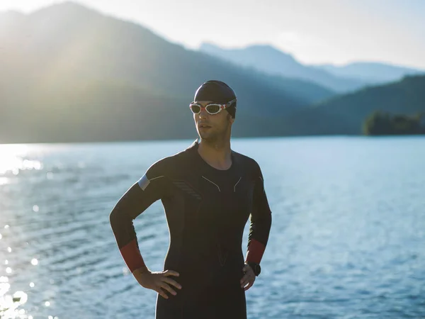Ein Triathlonschwimmer Bereitet Sich Auf Ein Flusstraining Vor Sich Auf — Stockfoto