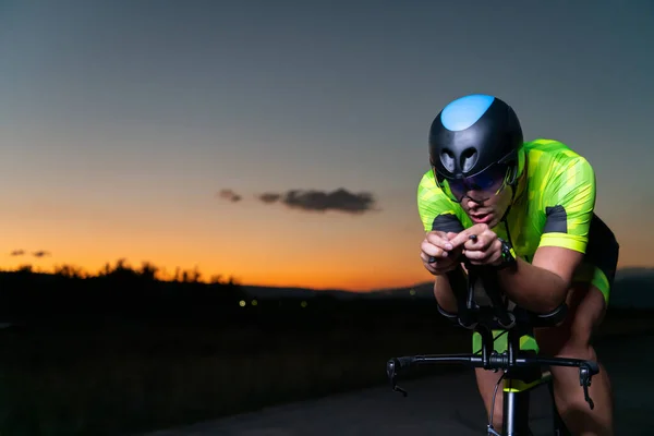 Triatleta Guida Sua Moto Nel Buio Della Notte Spingendosi Prepararsi — Foto Stock