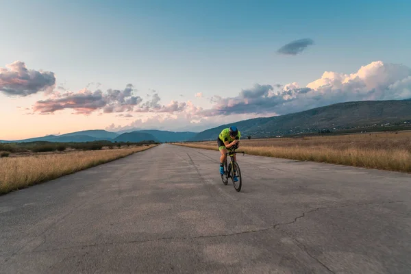 Triatleta Andando Bicicleta Durante Pôr Sol Preparando Para Uma Maratona — Fotografia de Stock