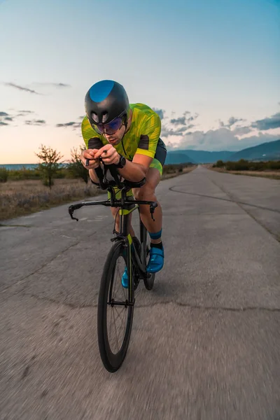 Triathlet Auf Seinem Fahrrad Bei Sonnenuntergang Sich Auf Einen Marathon — Stockfoto