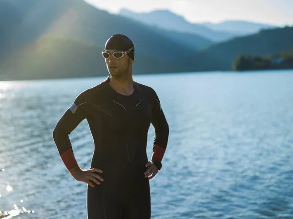 Nadador Triatlón Preparándose Para Entrenamiento Fluvial Para Prepararse Para Maratón — Foto de Stock