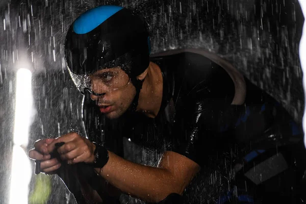一位三人组运动员冒着雨淋了个通宵 准备迎接即将到来的马拉松比赛 前景朦胧的雨滴和背景中阴郁而忧郁的气氛又增添了 — 图库照片
