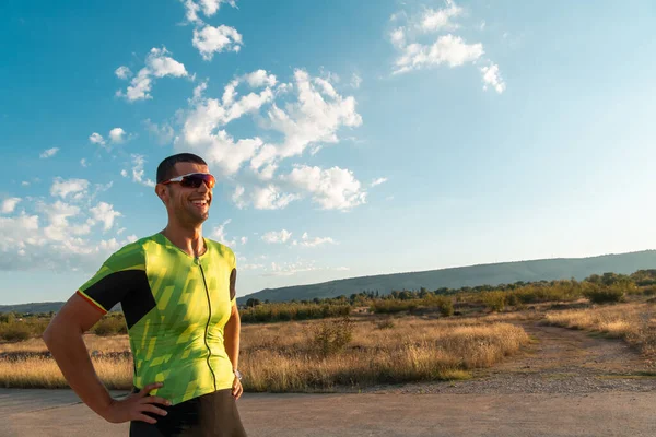 Триатлонист Отдыхает После Тяжелого Утреннего Пробега Подготовка Предстоящему Марафону Высокое — стоковое фото