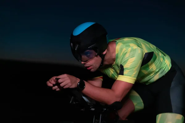 Triathlète Fait Vélo Dans Obscurité Nuit Poussant Préparer Pour Marathon — Photo