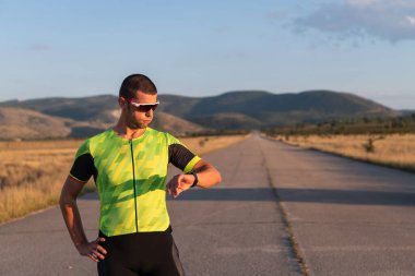 Triatloncu, performansını ve gelişimini analiz ederek bir akıllı hareketin eğitim istatistiklerini kontrol ediyor. Bağlılık, disiplin ve azimle fiziksel yeteneklerini geliştirmeye çalışıyor.