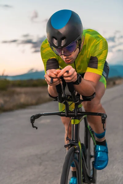 Τριαθλητής Ιππεύει Ποδήλατό Του Ηλιοβασίλεμα Προετοιμάζεται Για Μαραθώνιο Ζεστά Χρώματα — Φωτογραφία Αρχείου