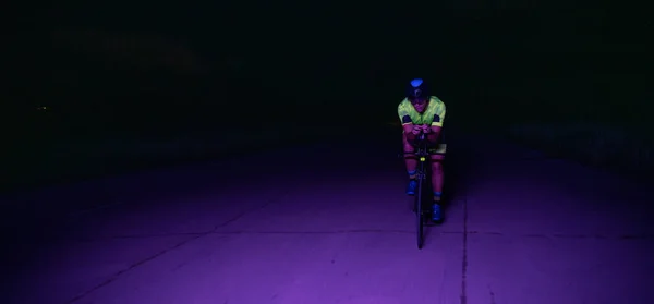Triatlonista Jeździ Rowerze Ciemnościach Nocy Zmuszając Się Przygotowania Maratonu Kontrast — Zdjęcie stockowe