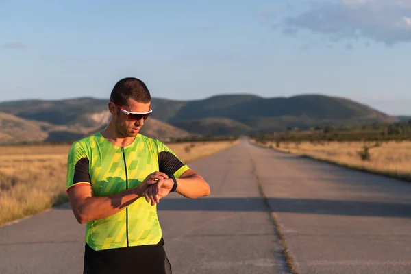 Triathleten Kollar Sin Träningsstatistik Smartwatch Analyserar Hans Prestationer Och Framsteg — Stockfoto