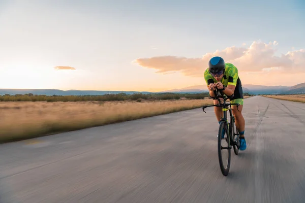 Триатлоніст Катається Велосипеді Під Час Заходу Сонця Готуючись Марафону Теплі — стокове фото