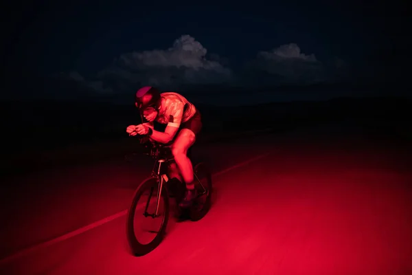 Gecenin Karanlığında Bisiklete Binen Bir Triatlet Maratona Hazırlanmak Için Kendini — Stok fotoğraf