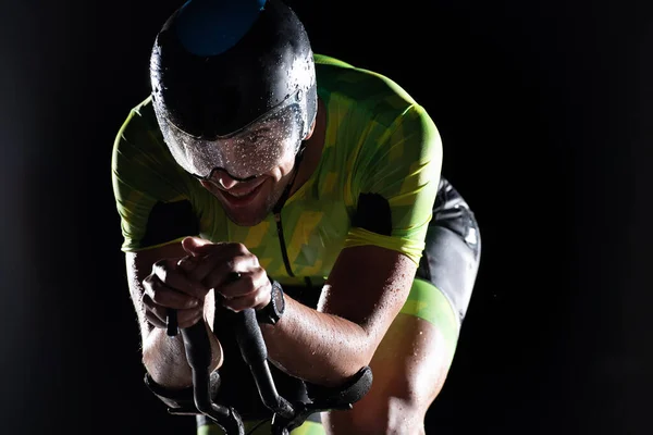 Triathlet Rider Sin Cykel Mörkret Natten Driver Sig Att Förbereda — Stockfoto