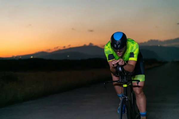 Triatleta Anda Bicicleta Escuridão Noite Empurrando Para Preparar Para Uma — Fotografia de Stock