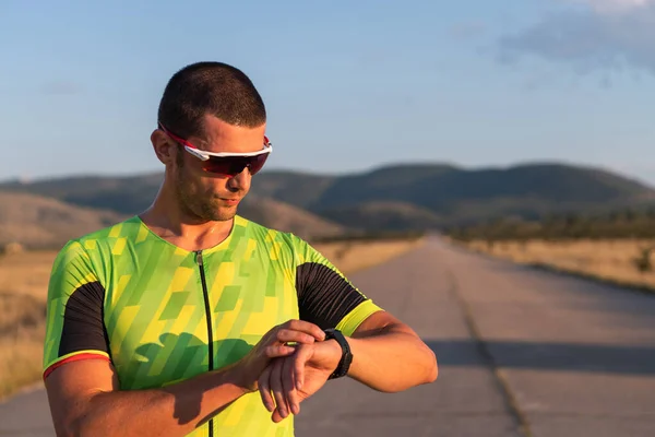 Triathleten Kollar Sin Träningsstatistik Smartwatch Analyserar Hans Prestationer Och Framsteg — Stockfoto