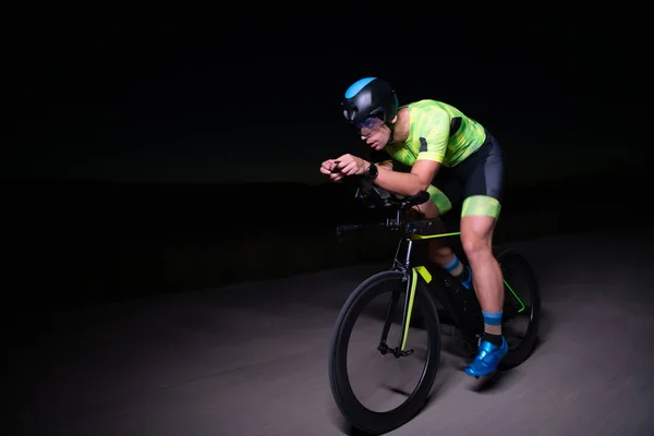 Triatleta Monta Bicicleta Oscuridad Noche Empujándose Para Prepararse Para Maratón — Foto de Stock