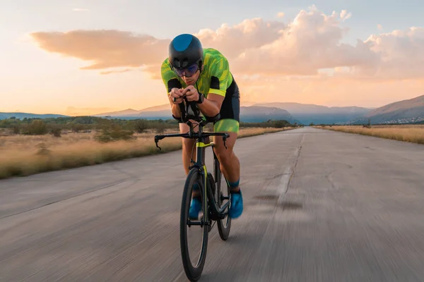 Triatleta Montando Bicicleta Atardecer Preparándose Para Maratón Los Colores Cálidos — Foto de Stock