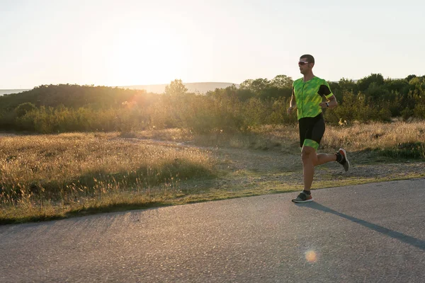 Triatleta Equipamento Profissional Correndo Manhã Cedo Preparando Para Uma Maratona — Fotografia de Stock