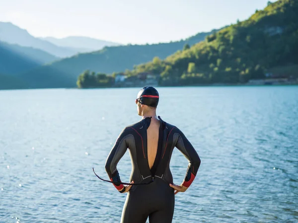 Nadador Triatlón Preparándose Para Entrenamiento Fluvial Para Prepararse Para Maratón — Foto de Stock