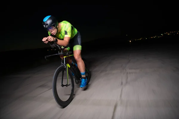 Egy Triatlonos Biciklizik Éjszaka Sötétjében Hogy Felkészüljön Maratonra Kontraszt Sötétség — Stock Fotó