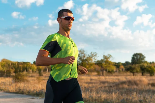 Triatleet Professionele Uitrusting Loopt Vroeg Ochtend Voorbereiding Van Een Marathon — Stockfoto