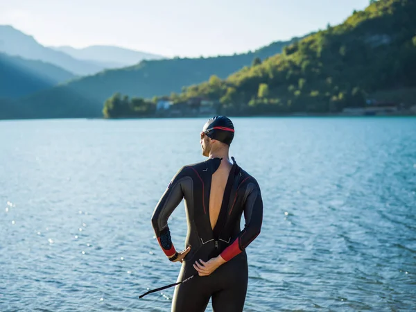 一名三项全能游泳运动员 准备进行河流训练 准备参加马拉松比赛 高质量的照片 — 图库照片