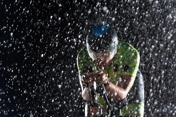 Egy Triatlonos Aki Szembeszáll Esővel Miközben Végigbiciklizi Éjszakát Felkészülve Közelgő — Stock Fotó