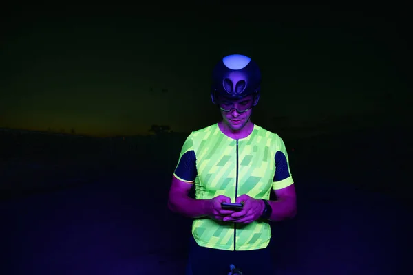 Triatleta Que Usa Smartphone Mientras Toma Descanso Duro Entrenamiento Nocturno —  Fotos de Stock