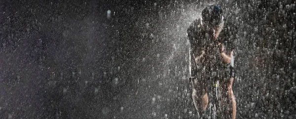 Triatleta Che Sfidava Pioggia Mentre Scorreva Notte Preparandosi Prossima Maratona — Foto Stock