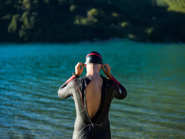 Nadador Triatlón Preparándose Para Entrenamiento Fluvial Para Prepararse Para Maratón —  Fotos de Stock