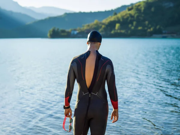 Nadador Triatlón Preparándose Para Entrenamiento Fluvial Para Prepararse Para Maratón —  Fotos de Stock