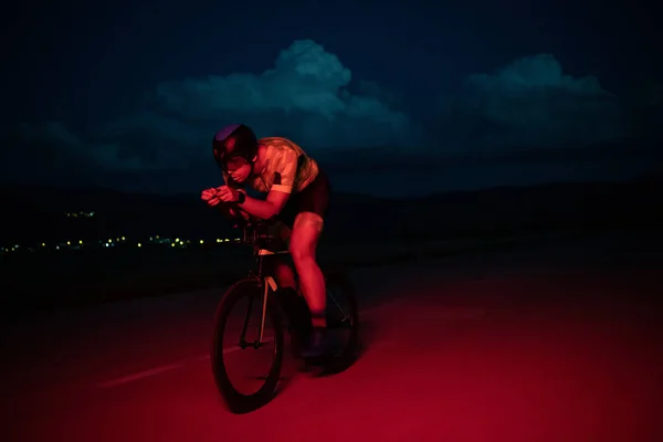 Триатлоніст Їде Велосипеді Темряві Ночі Штовхаючи Себе Готуватися Марафону Контраст — стокове фото