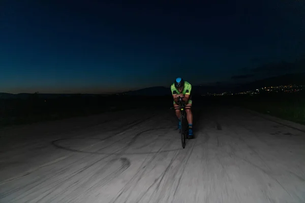 선수가 어두운 자전거를 마라톤에 준비를 하려고 안간힘을 있습니다 자전거의 대비는 — 스톡 사진