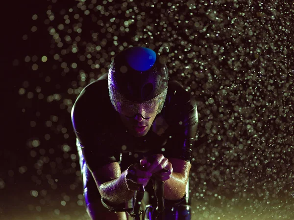 Triatleta Desafiando Lluvia Mientras Recorre Noche Preparándose Para Próximo Maratón —  Fotos de Stock