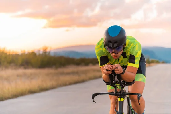 在日落时骑自行车 准备马拉松的特写照片 温暖的天空为他坚定而专注的努力提供了美丽的背景 — 图库照片