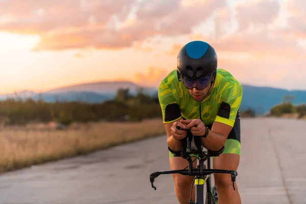 在日落时骑自行车 准备马拉松的特写照片 温暖的天空为他坚定而专注的努力提供了美丽的背景 — 图库照片