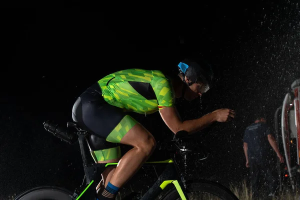 Triathlet Trotsar Regnet När Han Cyklar Genom Natten Förbereder Sig — Stockfoto