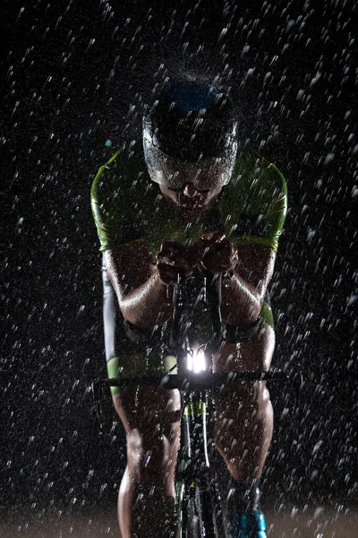 Een Triatleet Die Regen Trotseert Terwijl Hij Door Nacht Fietst — Stockfoto