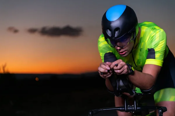 Triatleta Guida Sua Moto Nel Buio Della Notte Spingendosi Prepararsi — Foto Stock
