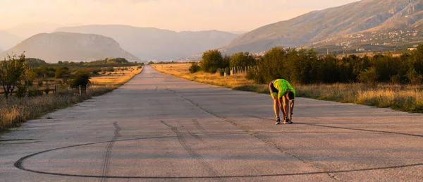 Časném Ranním Světle Triatlonista Připravuje Běh Tím Zavazuje Boty Soustředěným — Stock fotografie